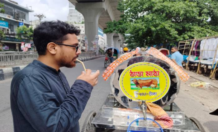 প্রচণ্ড তাপদাহে  ফুটপাত জমজমাট মাঠা, লেবুর শরবত, আইসক্রিমের বিকিকিনি। ছবি: শাকিল আহমেদ